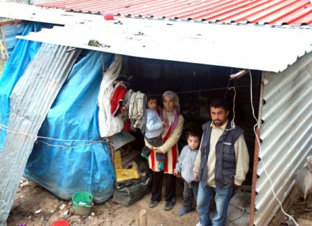 Yağmurdan korunmak için evin tavanına battaniye astılar