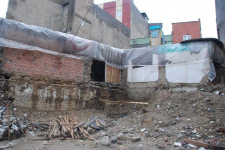 Yağmurdan Naylon Çatıyla Korunmaya Çalışıyorlar