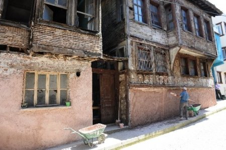 Yahşibey Caddesi'nde cephe düzenlemesi yapılıyor