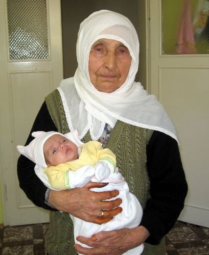 Yahyalılı Nine Torununun Torununu Kucağına Almanın Sevincini Yaşadı
