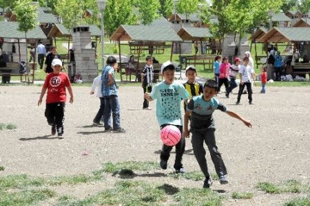 Yakacık, Yenimahalle’deki okulların piknik alanı oldu