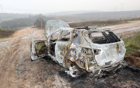 Yakalanmamak için çaldıkları otomobilleri yakmışlar