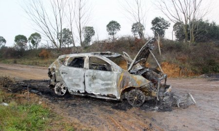 Yakalanmamak için çaldıkları otomobilleri yakmışlar