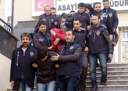 Yakalanmamak için çaldıkları otomobilleri yakmışlar