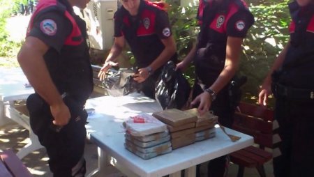 Yakalanmamak için esrarı bırakıp kaçtı (Özel)