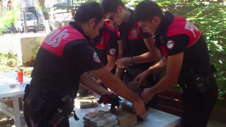 Yakalanmamak için esrarı bırakıp kaçtı (Özel)