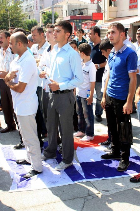 Yakılan Amerikan bayrağını çiğneyen genç, yanmaktan son anda kurtuldu