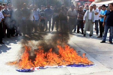 Yakılan Amerikan bayrağını çiğneyen genç, yanmaktan son anda kurtuldu