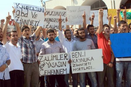 Yakılan Amerikan bayrağını çiğneyen genç, yanmaktan son anda kurtuldu