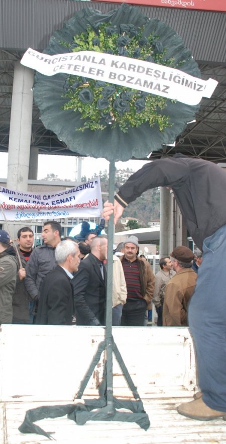 Yakınları Gürcistan’da Tutuklu Olan Vatandaşlar Sarp Sınır Kapısı'nda Eylem Yaptı