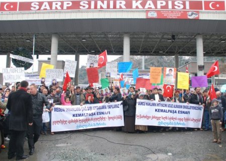 Yakınları Gürcistan’da Tutuklu Olan Vatandaşlar Sarp Sınır Kapısı'nda Eylem Yaptı