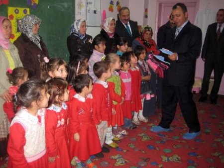 Yakutiye Kaymakamı Çelik, Anaokulu Çocuklarına Kırtasiye Ve Temizlik Malzemesi Dağıttı