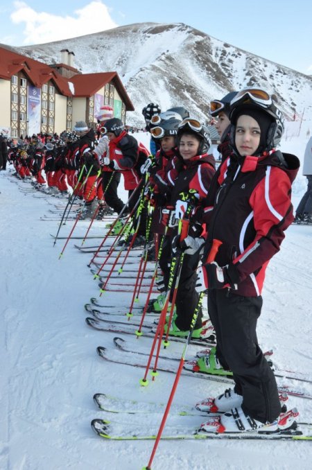 Yakutiye'de öğrenciler kayak sporunu öğrendi