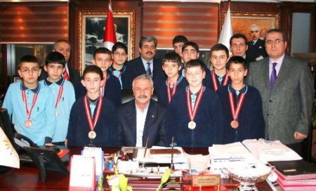 Yalmanlar'ın Matematik Şampiyonları Karabağlar Belediye Başkanı Kürüm'ü Ziyaret Etti