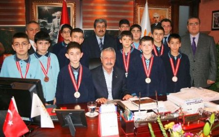 Yalmanlar'ın Matematik Şampiyonları Karabağlar Belediye Başkanı Kürüm'ü Ziyaret Etti