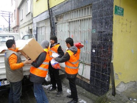 Yalova Üniversitesi'nin gönüllü öğrencileri Bursa’da yardım dağıttı