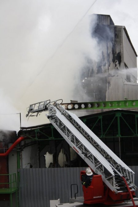 Yalova'da elyaf fabrikasındaki yangın kontrol altına alındı