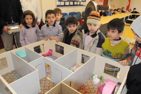 Yalova'da enkaz altında kalan Pamuk Prenses'i Yedi Cüceler kurtarıyor