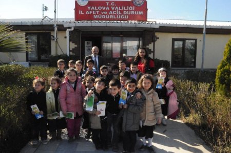 Yalova'da enkaz altında kalan Pamuk Prenses'i Yedi Cüceler kurtarıyor