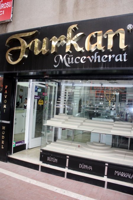 Yalova'da eş zamanlı soygun: İki kuyumcudan 800 bin liralık altın çalındı