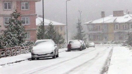 Yalova'da kar yağışı etkili oluyor