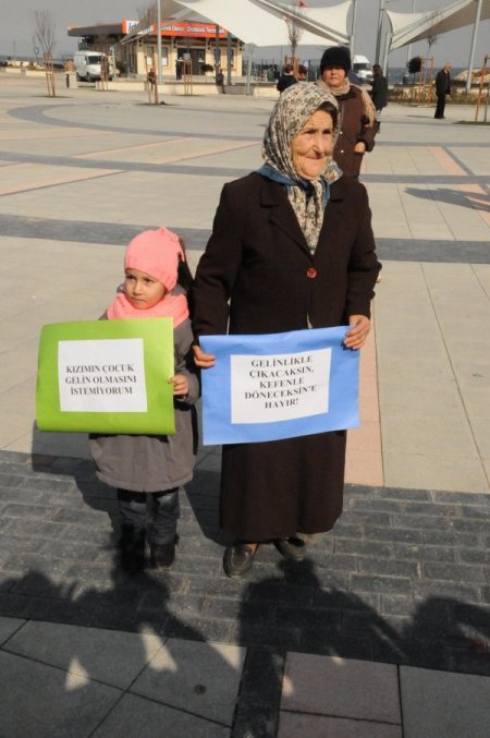 Yalovalı kadınlardan danslı protesto