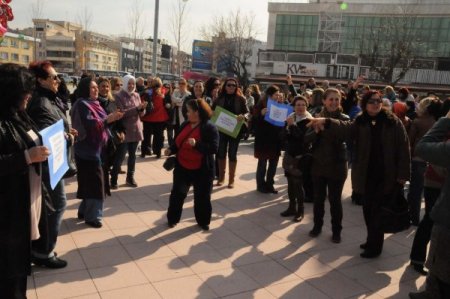 Yalovalı kadınlardan danslı protesto