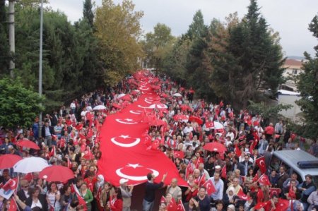 Yalovalılardan Cumhuriyet Bayramı'nda büyük bayrak yürüyüşü
