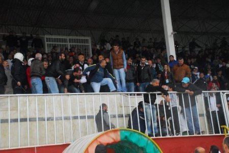 Yalovaspor ve Çiftlikköy Belediyespor maçında arbede