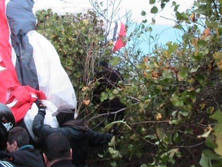 Yamaç paraşütü ile ağaca takıldı