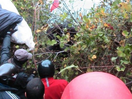 Yamaç paraşütü ile ağaca takıldı