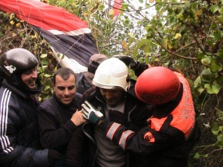 Yamaç paraşütü ile ağaca takıldı