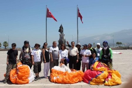 Yamaç paraşütü tutkunları İskenderun'da