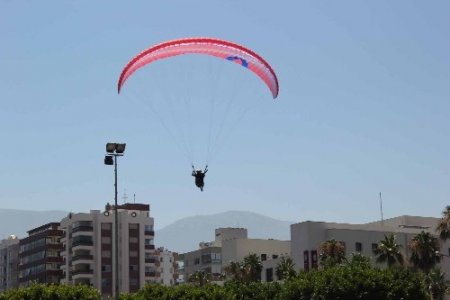 Yamaç paraşütü tutkunları İskenderun'da