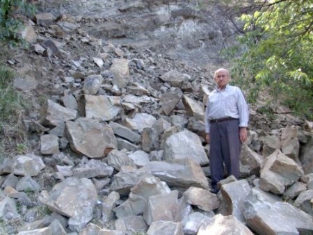 Yamaçtan kopan kayalar korku yaşattı