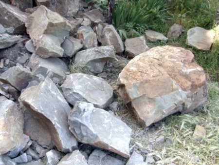 Yamaçtan kopan kayalar korku yaşattı