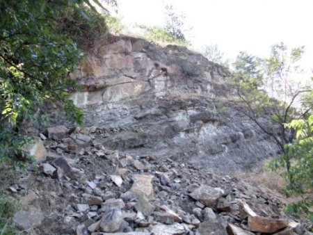 Yamaçtan kopan kayalar korku yaşattı