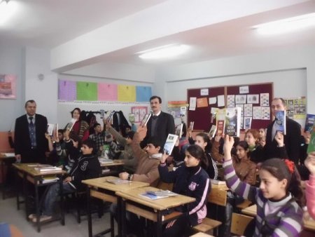 Yamanlar Zübeyde Hanım İlköğretim öğrencilerinden kardeş okula kitap