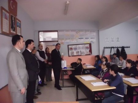 Yamanlar Zübeyde Hanım İlköğretim öğrencilerinden kardeş okula kitap