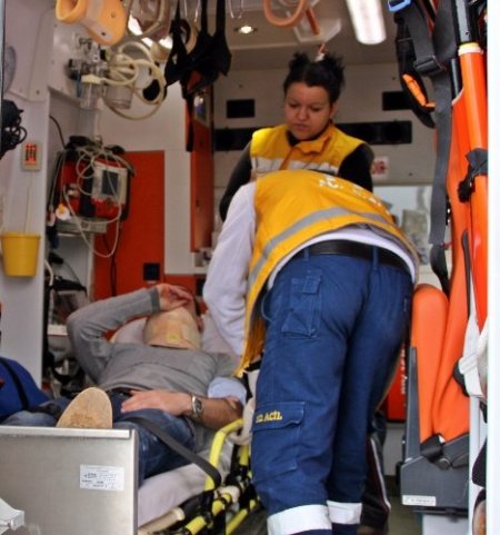 Yan koltuktaki su şişesini almak isterken kaza yaptı