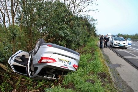 Yan koltuktaki su şişesini almak isterken kaza yaptı