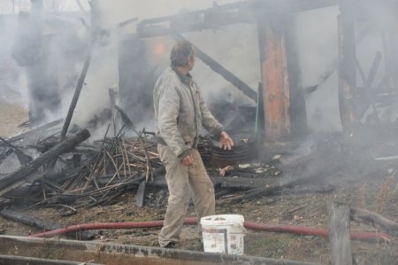 Yanan ahırdan sağlam malzemeleri kurtarmaya çalıştılar