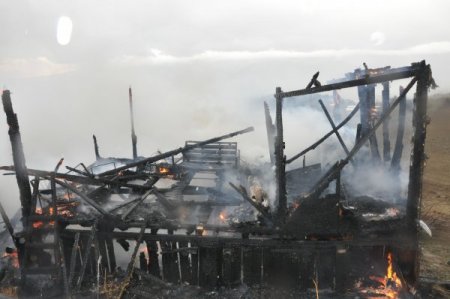 Yanan ahırdan sağlam malzemeleri kurtarmaya çalıştılar