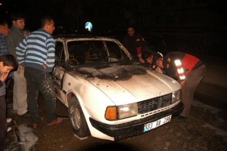 Yanan aracından son anda atladı