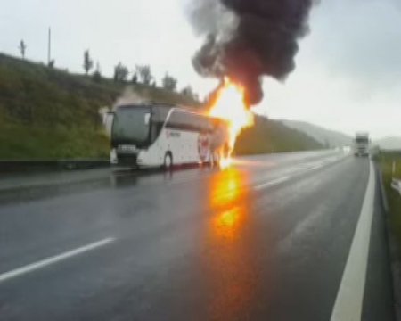 Yanan otobüsteki 40 yolcuyu tahliye eden şoför, faciayı önledi