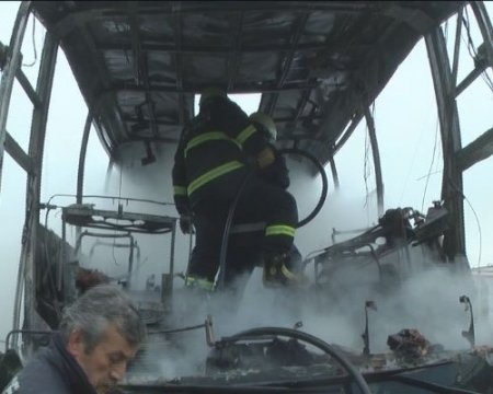 Yanan otobüsteki 40 yolcuyu tahliye eden şoför, faciayı önledi