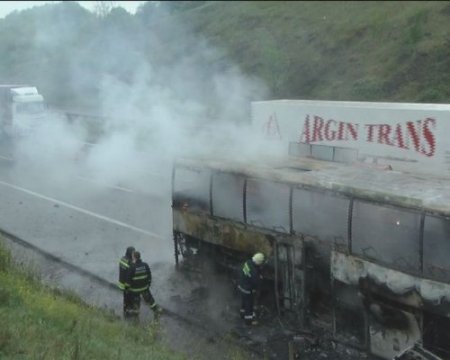 Yanan otobüsteki 40 yolcuyu tahliye eden şoför, faciayı önledi