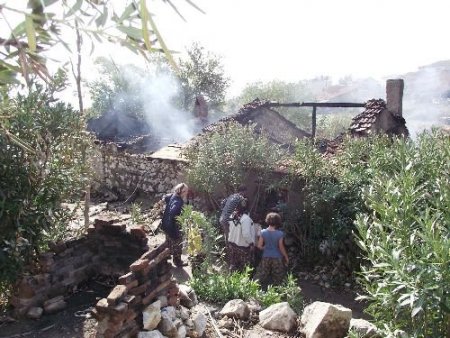 Yangın, Aileyi Uykuda Yakaladı: 2 Ölü, 1 Ağır Yaralı