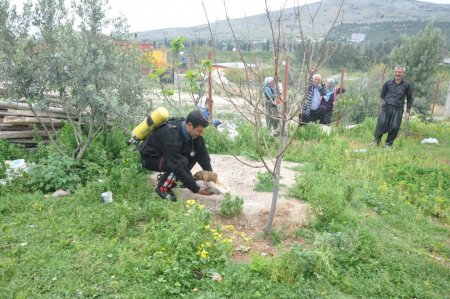 Yangın çıkan evde kuluçkaya yatan tavuğu itfaiye kurtardı