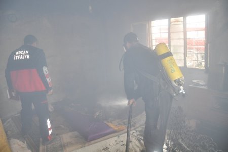 Yangın çıkan evde kuluçkaya yatan tavuğu itfaiye kurtardı